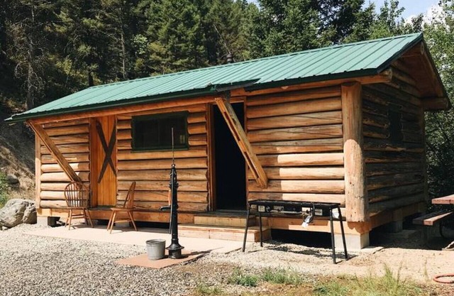 Looke’s Mill Rustic off grid cabin