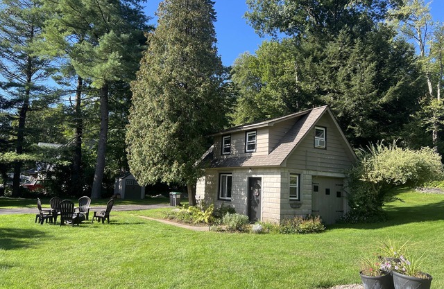Looking for a getaway? This is the perfect cottage for you. Pet friendly!