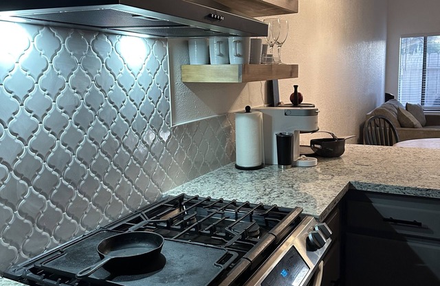 Looking for mid-term housing? Consider our fully furnished & cozy condo!