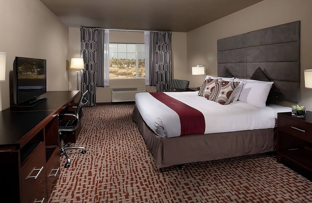 Looking for Perfect Getaway Location? Spacious Room w/ King Bed, Free Breakfast