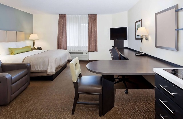 Looking for Quick Escape? 4 Convenient Rooms w/ Spacious Living Room! Parking