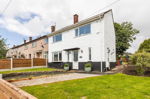 Lookout 5-Bed House in Darwen Blackburn BB1 Free Parking Roadside