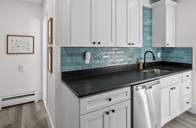 Lookout on Liberty | Renovated | 7 beds + parking