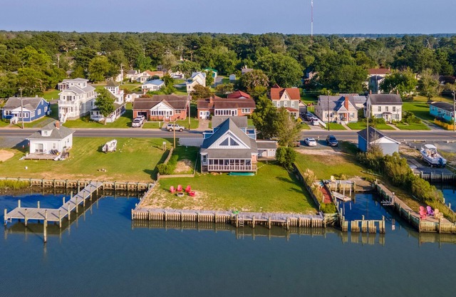 Lookout on Main - Your Waterfront Wonderland!