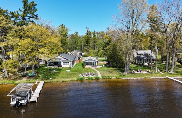 New! Loon Lodge - Super Cute, Lakefront, Bonfire Ring, and Private Dock!