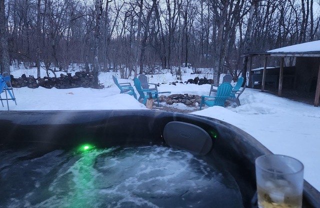 Loons Nest: Hot Tub, short walk to the lake/beach, 5 min drive to Grand Beach