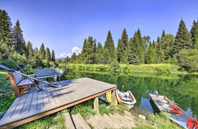 Loose Moose Lodge - 31 Acres on Yaak River!