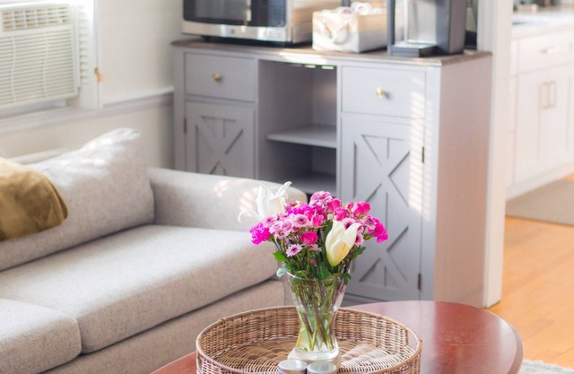 Lordship Charmer HAS IT ALL! Comfortable stay, accessible, family friendly!