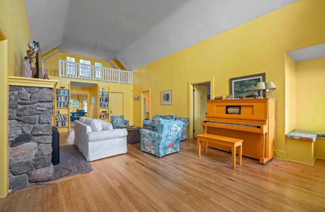 Lorraine Bay Private Waterfront Escapes Main House and Cottage Rentals