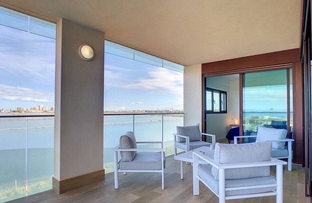 Großer Balkon mit Meerblick, WLAN, Parkplatz und Pool