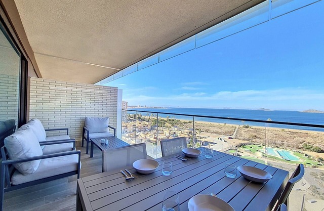 In erster Linie mit Meer- und Poolblick, Parkplatz