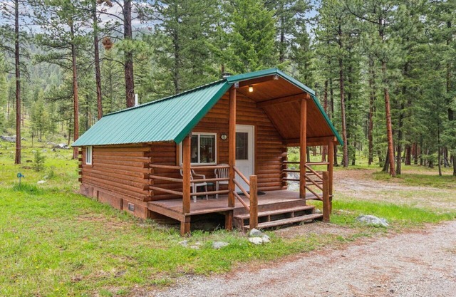 Lost Horse Lodge – Double Queen Cabin