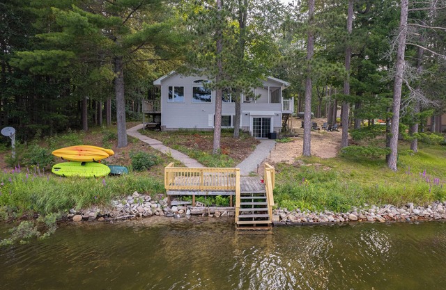 Lost Lake Lodge: Newly Renovated! Pictured Rocks nearby!