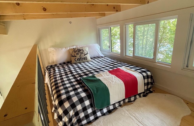 Lost Loft - NEW Waterfront Tiny Cottage. Sleeps 2, off-grid, quiet lake!