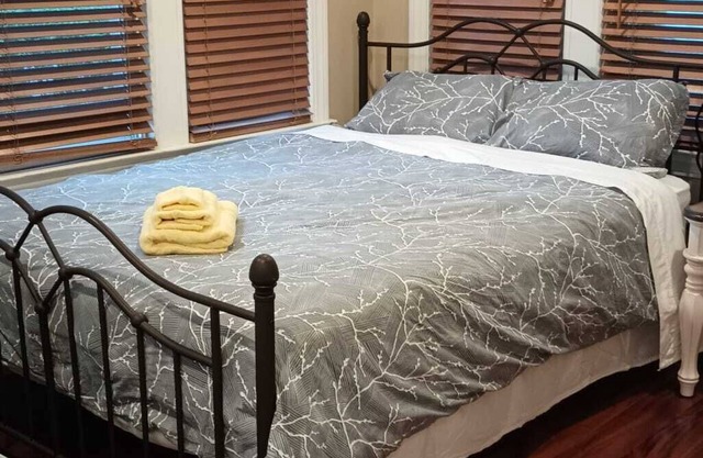 Lots of lights private room walking to LIRR & shops & Quiet neighborhoods