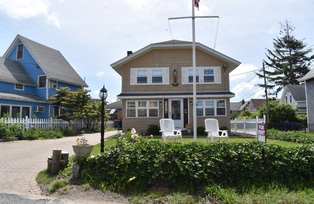 Lotti's Landing - Seaside Beach House - Onset, MA