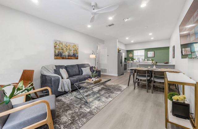 Lotus: 1 Bedroom Apt, 4 minute walk to A&M