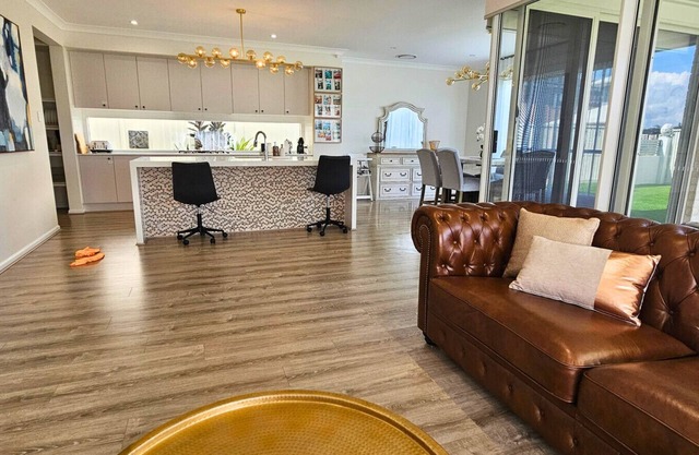 'Lotus' - Grand Home in Mango Hill - Sleeps 8
