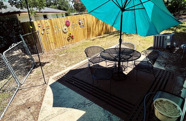 Louisiana Roots 3BR/1BA Home-Inside city limits, close to everything!