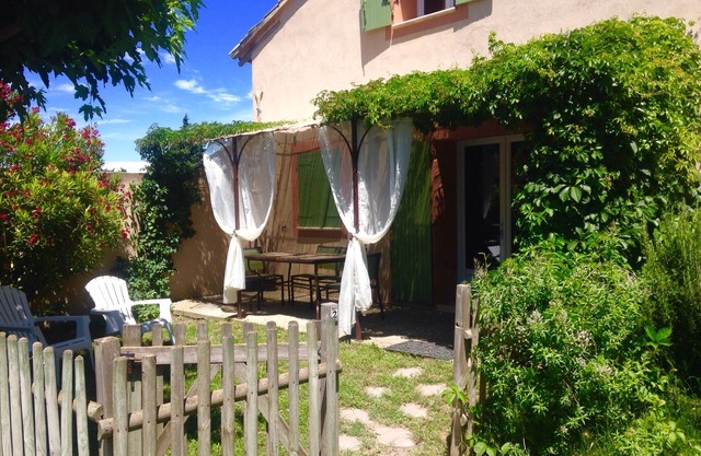Lovely rental, pool, countryside on 5000m2, 12km from Avignon