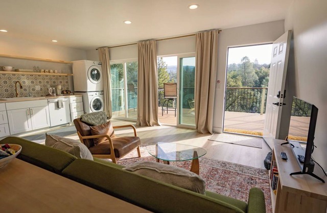 Love-Lee Nest W/ Stunning Views & Seasonal Creek