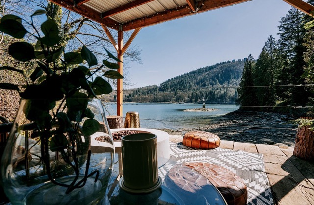 Love nest afloat: your floating oasis