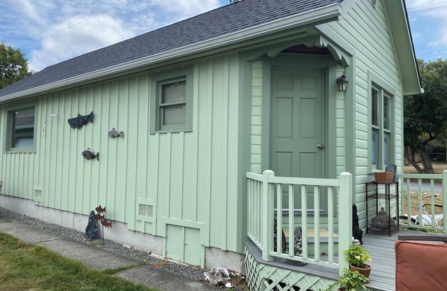 LoveJoy Cottage in quaint historic Coupeville. views of Penn Cove - Pet friendly