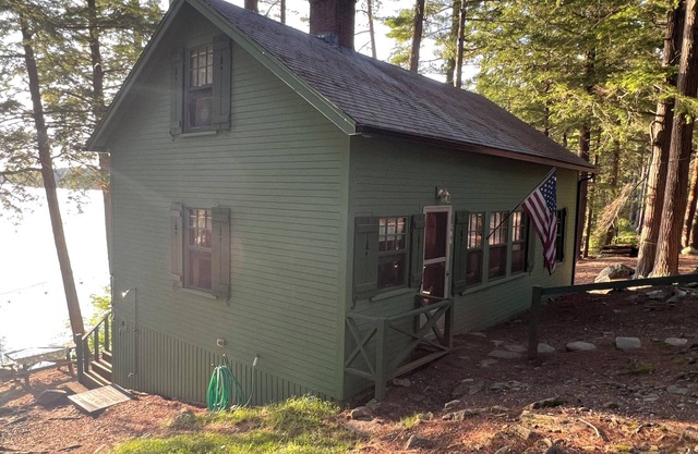 Lovell Lake Camp w / 200 'Private Waterfront
