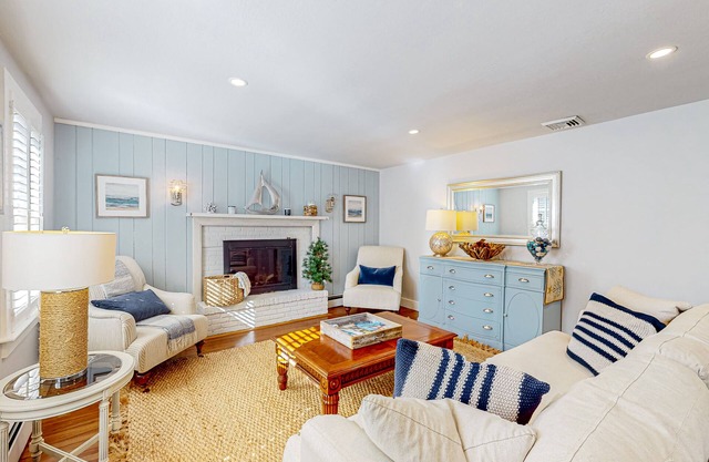 Lovell's Pond Retreat - remodeled home with sunroom, steps to secluded pond