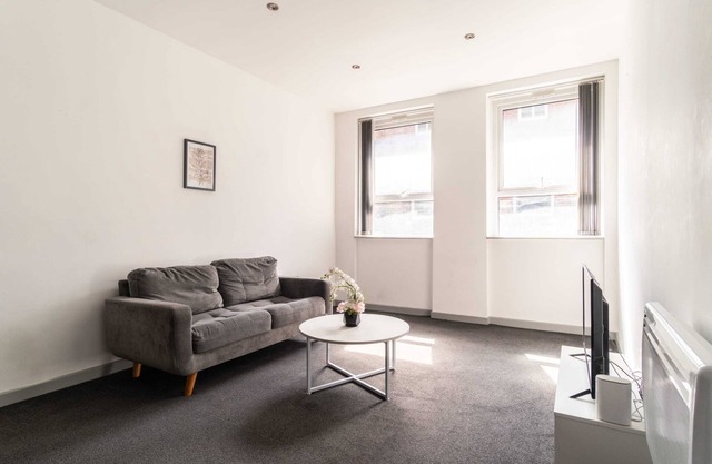 Spacious 1 Bed Apartment in Central Blackburn