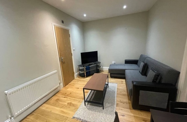 Lovely 1 bedroom apartment with on street parking
