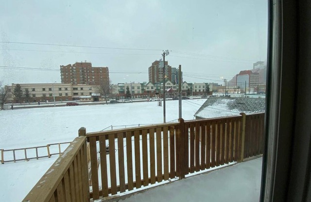 Lovely 1 Bedroom Condo with Free Parking And Balcony