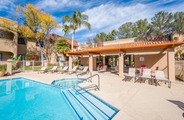 Lovely 1 Bedroom Condo with Pool. Sleeps 4