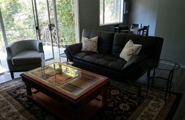 Lovely 1 Bedroom Creekside Condo Near Capital, Willamette and Hospital