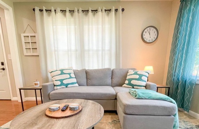 Lovely 1 Bedroom Duplex with King Bed