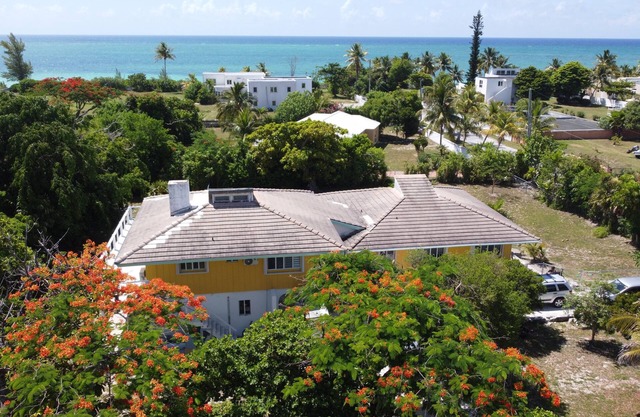 Lovely 1 bedroom, steps from the beach, car available