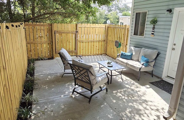 Lovely 1-bedroom townhouse with free parking