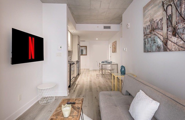 Lovely 1 BR - Industrial Style!