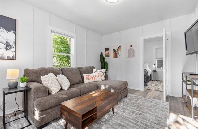 Lovely 1BR Hideaway: Fully Furnished, Unit 214