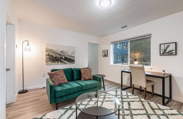 Lovely 1BR Private Downtown Hub - 10