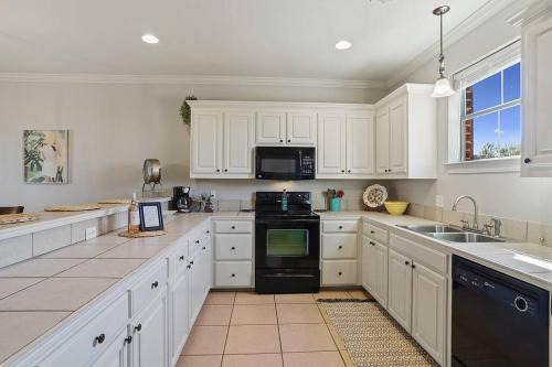 Lovely 2-bd condo close to campus, free parking