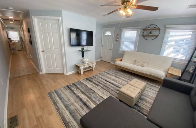 Lovely 2 bdrm condo with private beach access Looking for Winter/Full yr renter