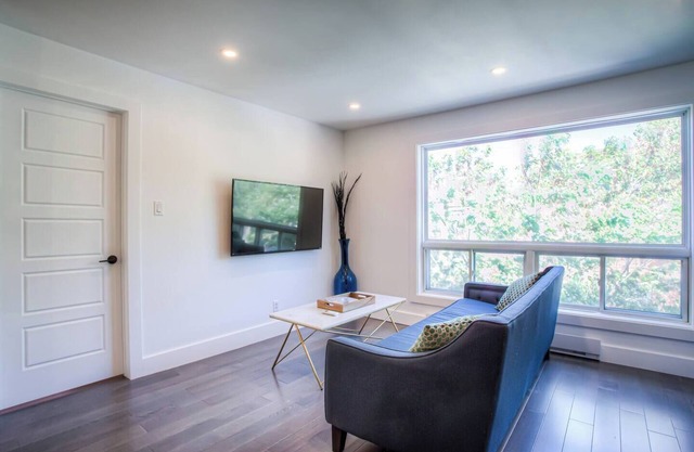 Lovely 2 BDRs renovated condo near DT, metro