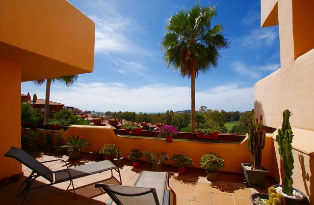LOVELY 2 BED 2 BATH APT. IN BENAHAVIS. LARGE TERRACE. POOL, INDOOR POOL & GYM