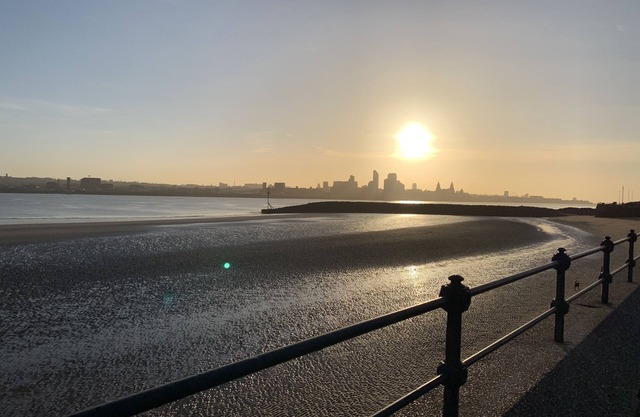 Lovely 2-Bed Apartment in Wallasey, sleeps 4