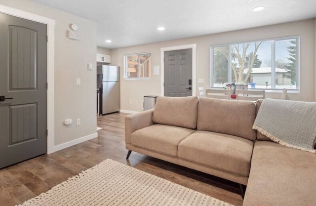 Lovely 2-bed APT with free parking on premises