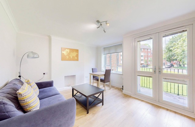 Lovely 2 Bed with Balcony near East Putney Station