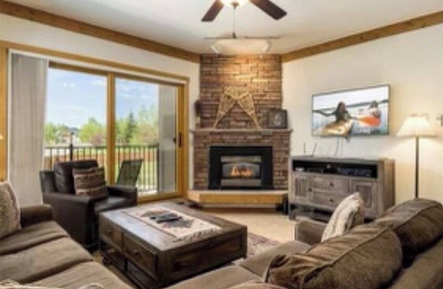 Lovely 2 bedroom condo - steps from gondola/ mountain base
