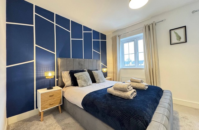 Lovely 2 Bedroom Home | 3 Beds | Free Parking