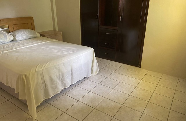Lovely 2-bedroom 1 bath apt. with free parking